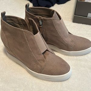 MIA size 8 women’s wedge suede heel